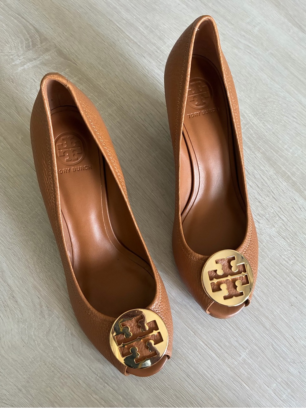 Tory Burch Sally Tan Tumbled Leather Peep Toe Wedge Pumps Gold Logo Business 11M